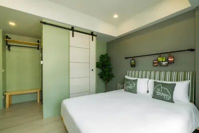 Habitación doble Deluxe con balcón — Chamemon Bed Phuket Town